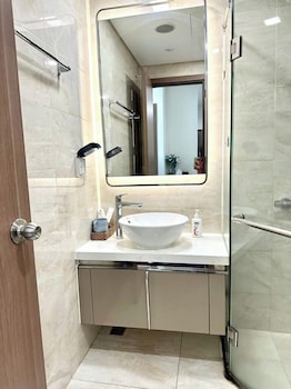the emerald suites at landmark 81