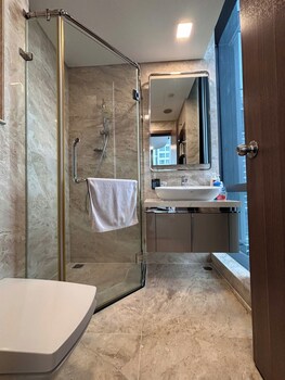 the emerald suites at landmark 81