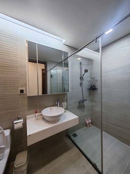 the emerald suites at landmark 81