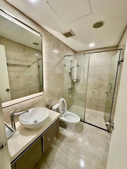 the emerald suites at landmark 81