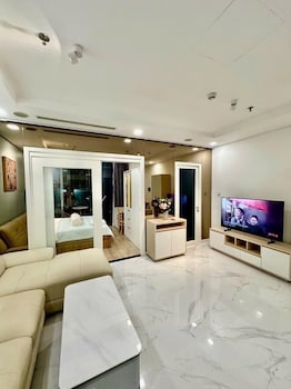 the emerald suites at landmark 81
