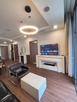 the emerald suites at landmark 81