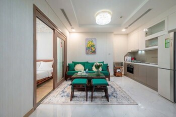 the emerald suites at landmark 81