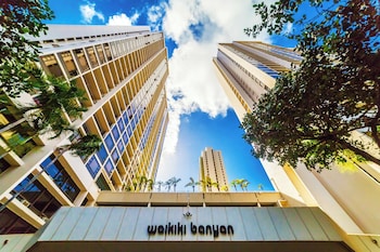 waikiki banyan condo w king bed and parking near beach