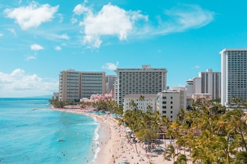 waikiki banyan condo w king bed and parking near beach