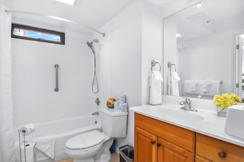 waikiki banyan condo w king bed and parking near beach