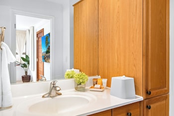 waikiki banyan condo w king bed and parking near beach