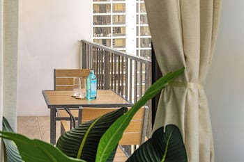 waikiki banyan condo w king bed and parking near beach