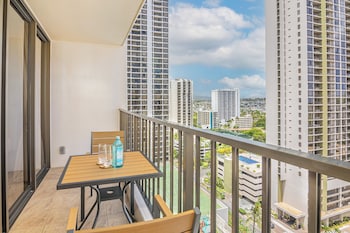 waikiki banyan condo w king bed and parking near beach