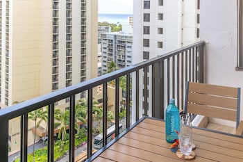 waikiki banyan condo w king bed and parking near beach
