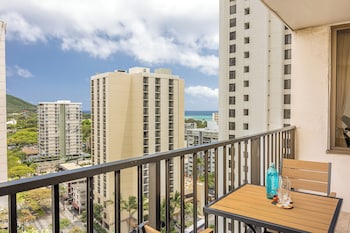 waikiki banyan condo w king bed and parking near beach