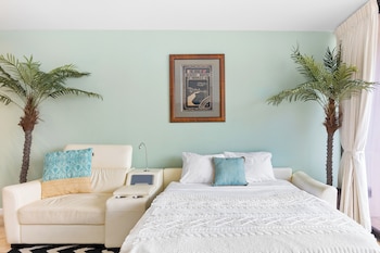 waikiki banyan condo w king bed and parking near beach