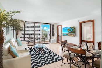 waikiki banyan condo w king bed and parking near beach