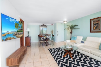 waikiki banyan condo w king bed and parking near beach