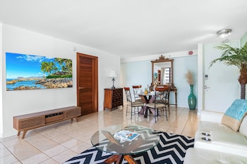 waikiki banyan condo w king bed and parking near beach