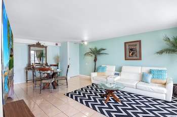 waikiki banyan condo w king bed and parking near beach