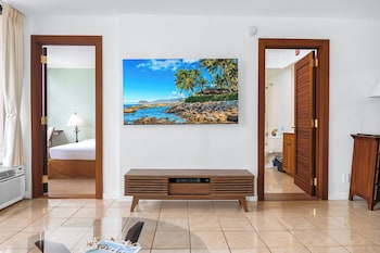waikiki banyan condo w king bed and parking near beach