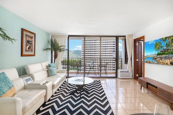 waikiki banyan condo w king bed and parking near beach
