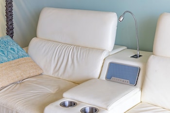waikiki banyan condo w king bed and parking near beach