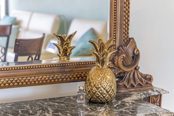 waikiki banyan condo w king bed and parking near beach