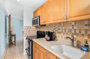 waikiki banyan condo w king bed and parking near beach