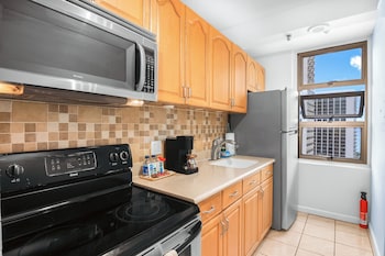waikiki banyan condo w king bed and parking near beach