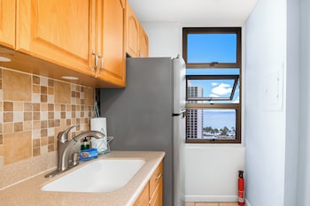 waikiki banyan condo w king bed and parking near beach