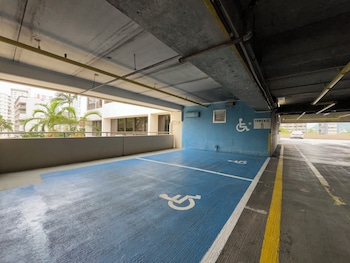 waikiki banyan condo w king bed and parking near beach