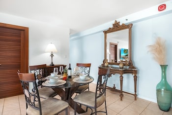 waikiki banyan condo w king bed and parking near beach