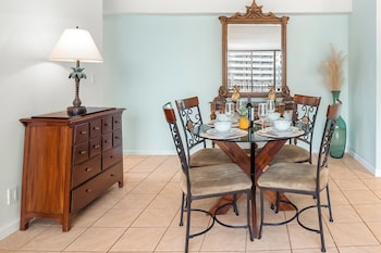 waikiki banyan condo w king bed and parking near beach