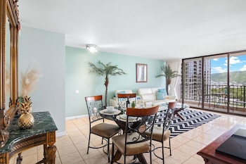 waikiki banyan condo w king bed and parking near beach