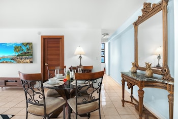 waikiki banyan condo w king bed and parking near beach