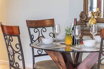 waikiki banyan condo w king bed and parking near beach