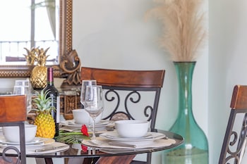 waikiki banyan condo w king bed and parking near beach
