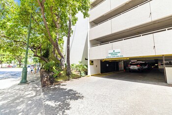 waikiki banyan condo w king bed and parking near beach