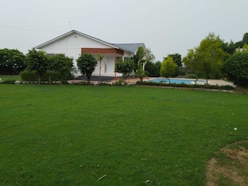 gobravo 16 3bhk farm with pool and lawn sec150 noida
