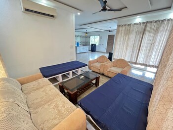 gobravo 16 3bhk farm with pool and lawn sec150 noida