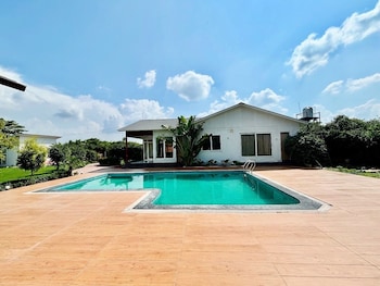 gobravo 16 3bhk farm with pool and lawn sec150 noida