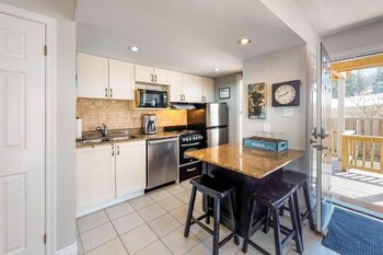 Steps To The Hill 1 Bedroom Wifi Crave Tv,,3 star