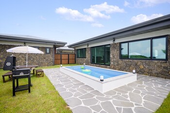 Gimnyeong Stonewall Private Pool Villa,,2 star