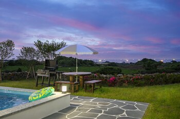 gimnyeong stonewall private pool villa