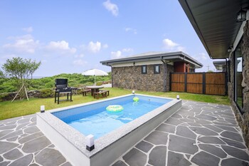 gimnyeong stonewall private pool villa
