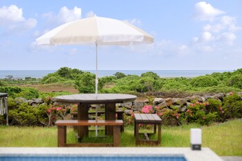 gimnyeong stonewall private pool villa