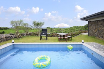 gimnyeong stonewall private pool villa