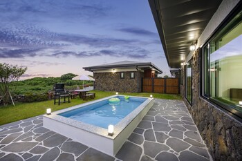 gimnyeong stonewall private pool villa