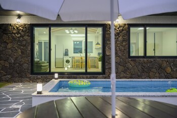 gimnyeong stonewall private pool villa