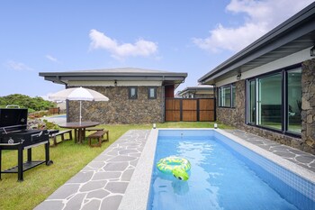 gimnyeong stonewall private pool villa