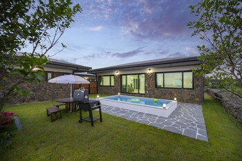 gimnyeong stonewall private pool villa