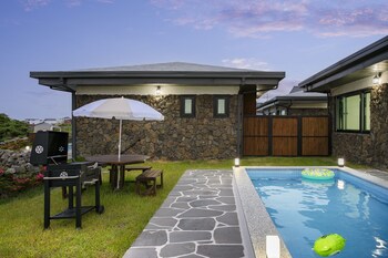 gimnyeong stonewall private pool villa