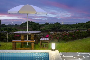 gimnyeong stonewall private pool villa